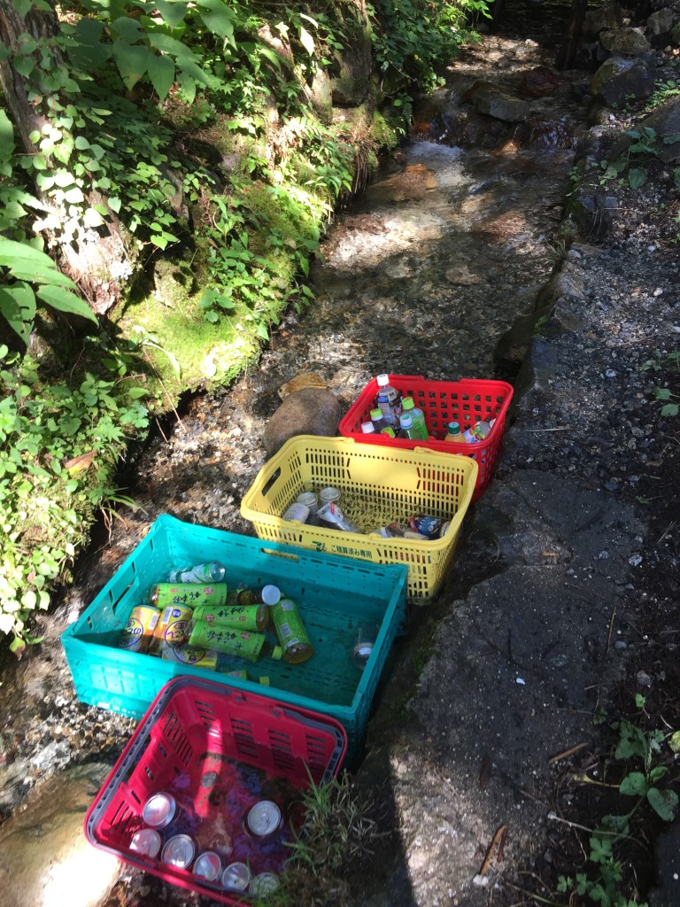 山の冷たい水で冷やすジュース、旨そうですね。