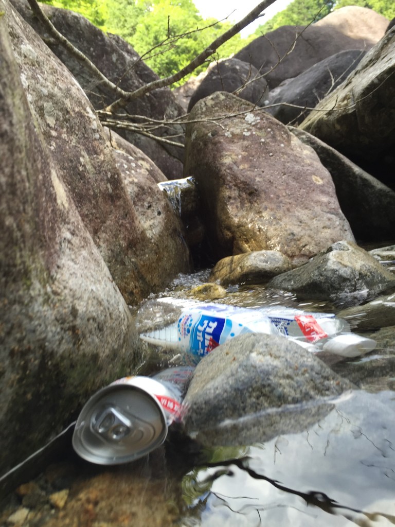 飲み物は水が流れ込んでた水たまり部分で冷やします。