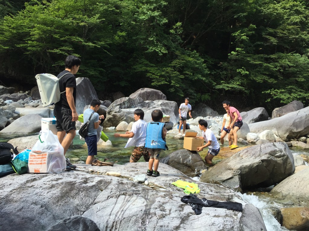 後から来た学生が対岸に荷物をバケツリレー。一体感感じれるね。